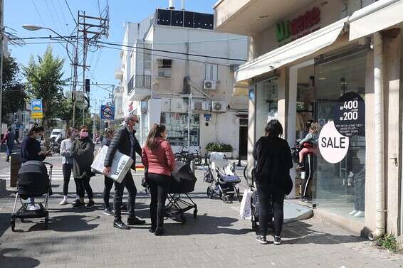 לקוחות מחוץ לחנות מיננה מחכים לתורם // צילום: גדעון מרקוביץ